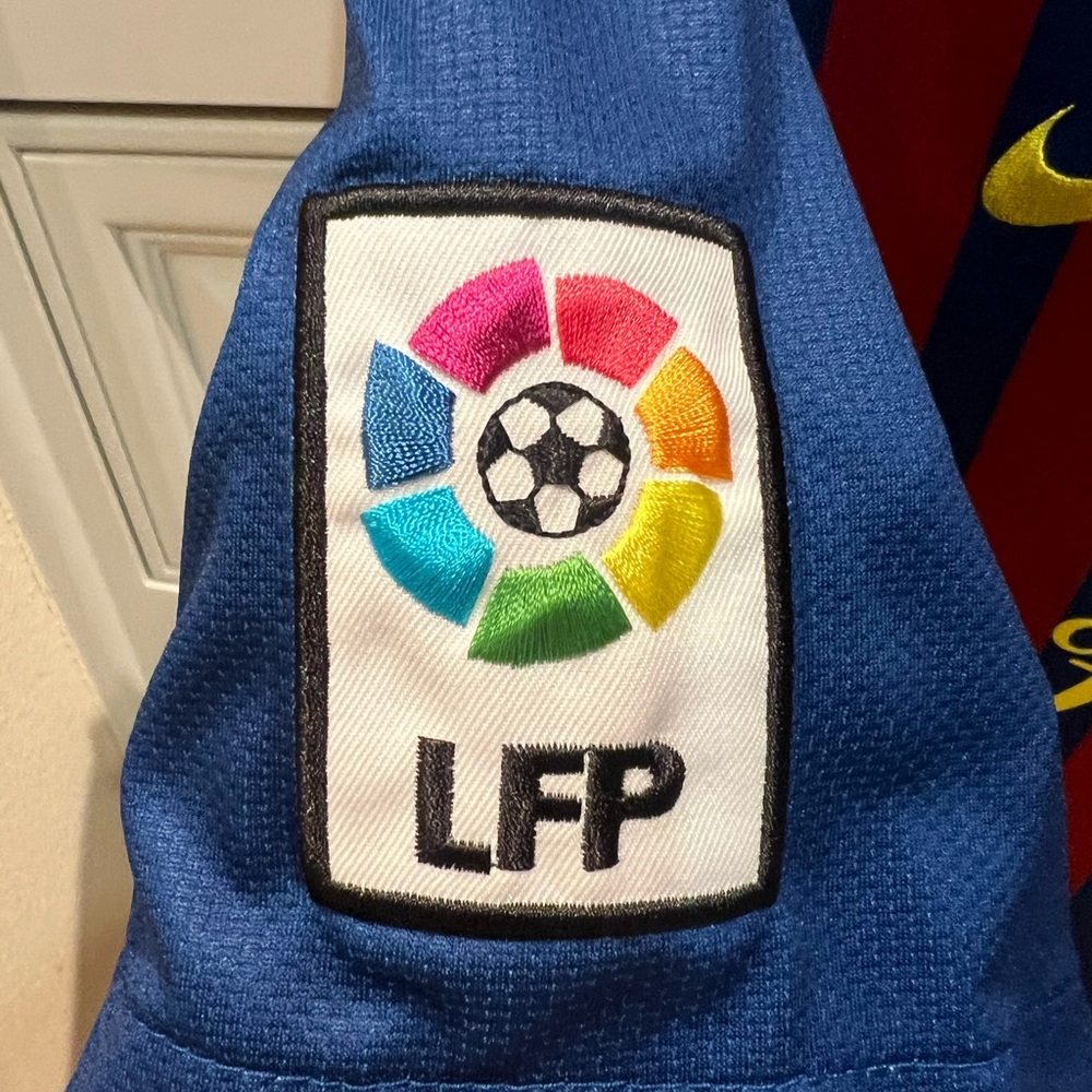XL Barcelona soccer jersey - Picture 6 of 7